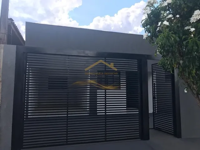 Imagem: A casa possui 4 Dormitórios, 1 Suíte, 2 Banheiros, 2