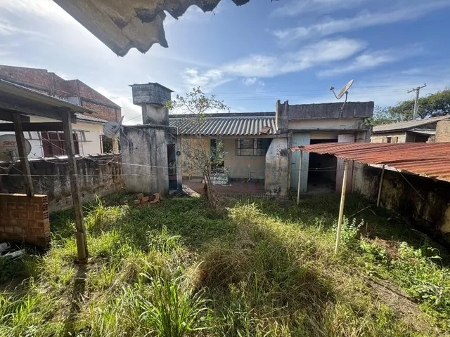Imagem 4: 02 Casas de alvenaria em terreno de 10x30, murado e com grades altas, Casa da frente com