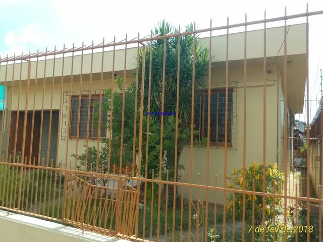 Imagem 11: 02 Casas de alvenaria em terreno de 10x30, murado e com grades altas, Casa da frente com