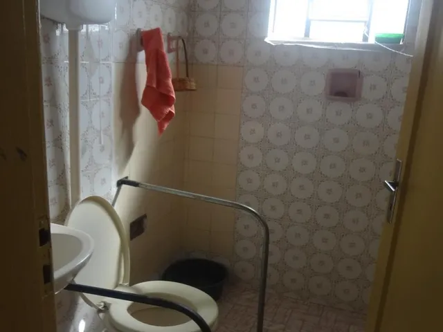 Imagem 12: 02 Casas de alvenaria em terreno de 10x30, murado e com grades altas, Casa da frente com