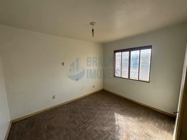 Imagem 2: 02 Casas de alvenaria em terreno de 10x30, murado e com grades altas, Casa da frente com