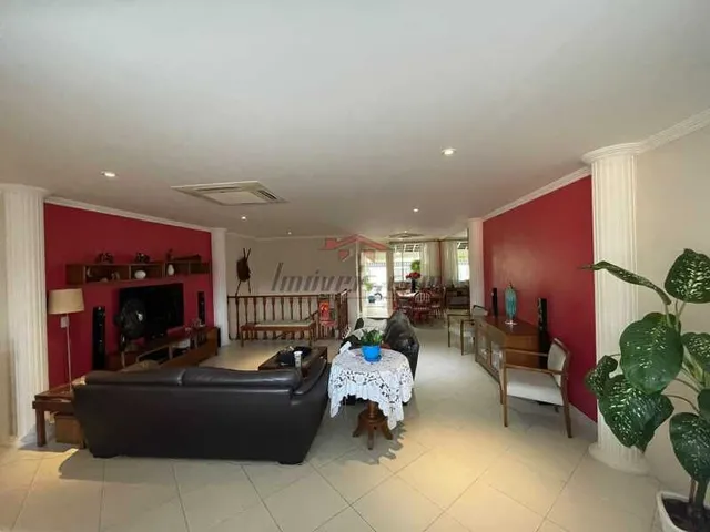 Imagem: Casa em Condomínio com 4 Quartos e Piscina