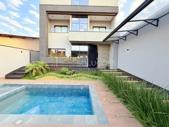 Imagem: A casa possui 3 Dormitórios, 3 Suítes, 2 Banheiros, 1