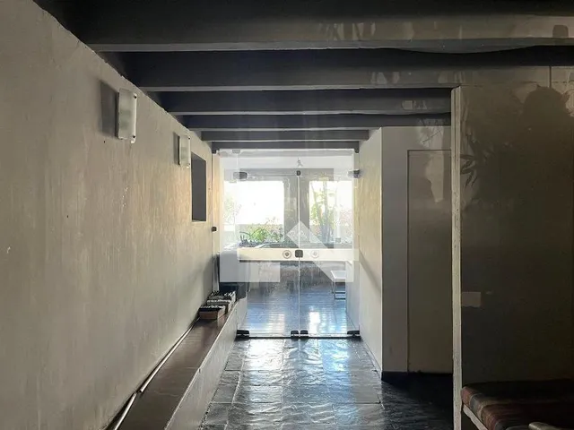 Imagem 10: Localizado na vibrante cidade de São Paulo, este apartamento oferece uma experiência de