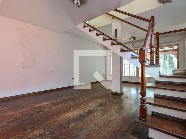 Imagem 3: Localizada no prestigiado bairro de Alto de Pinheiros, esta encantadora casa oferece uma