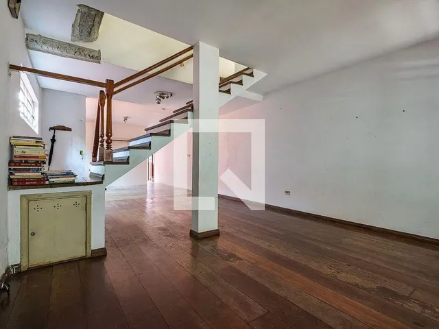Imagem 11: Localizada no prestigiado bairro de Alto de Pinheiros, esta encantadora casa oferece uma