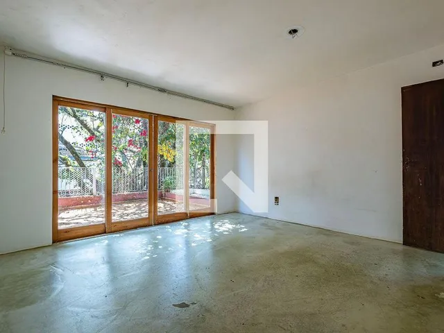Imagem 5: Localizada no prestigiado bairro de Alto de Pinheiros, esta encantadora casa oferece uma