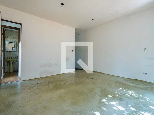 Imagem 7: Localizada no prestigiado bairro de Alto de Pinheiros, esta encantadora casa oferece uma