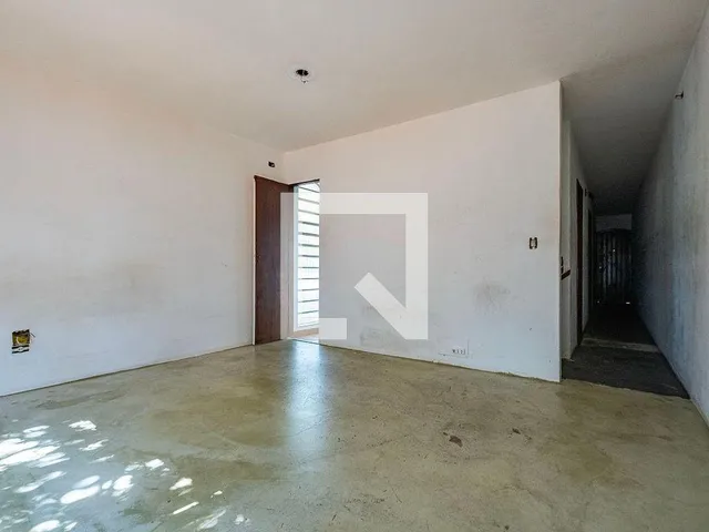 Imagem 13: Localizada no prestigiado bairro de Alto de Pinheiros, esta encantadora casa oferece uma