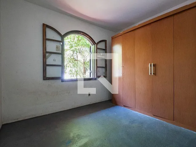 Imagem 6: Localizada no prestigiado bairro de Alto de Pinheiros, esta encantadora casa oferece uma