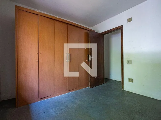 Imagem 2: Localizada no prestigiado bairro de Alto de Pinheiros, esta encantadora casa oferece uma