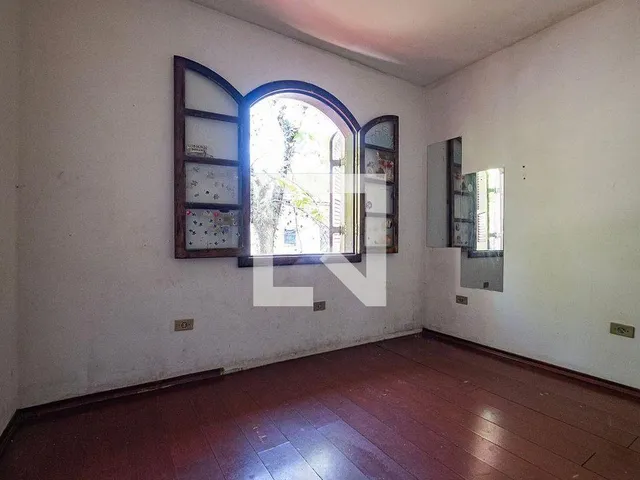 Imagem 9: Localizada no prestigiado bairro de Alto de Pinheiros, esta encantadora casa oferece uma