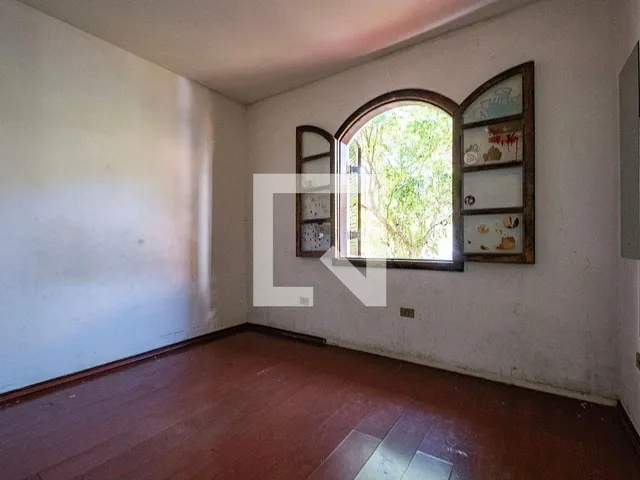Imagem 15: Localizada no prestigiado bairro de Alto de Pinheiros, esta encantadora casa oferece uma