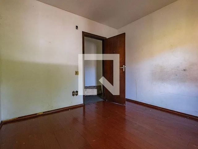 Imagem 16: Localizada no prestigiado bairro de Alto de Pinheiros, esta encantadora casa oferece uma