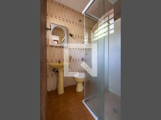 Imagem 14: Localizada no prestigiado bairro de Alto de Pinheiros, esta encantadora casa oferece uma