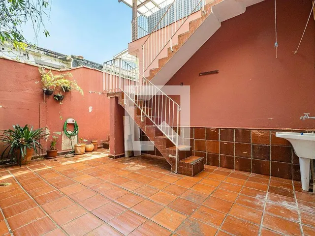 Imagem 8: Localizada no prestigiado bairro de Alto de Pinheiros, esta encantadora casa oferece uma