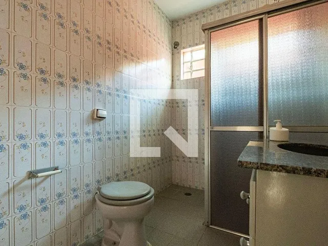 Imagem 4: Localizada no prestigiado bairro de Alto de Pinheiros, esta encantadora casa oferece uma