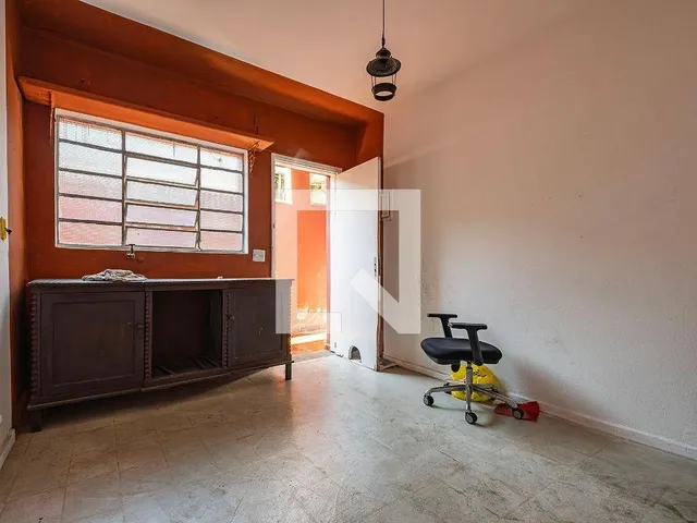 Imagem 10: Localizada no prestigiado bairro de Alto de Pinheiros, esta encantadora casa oferece uma