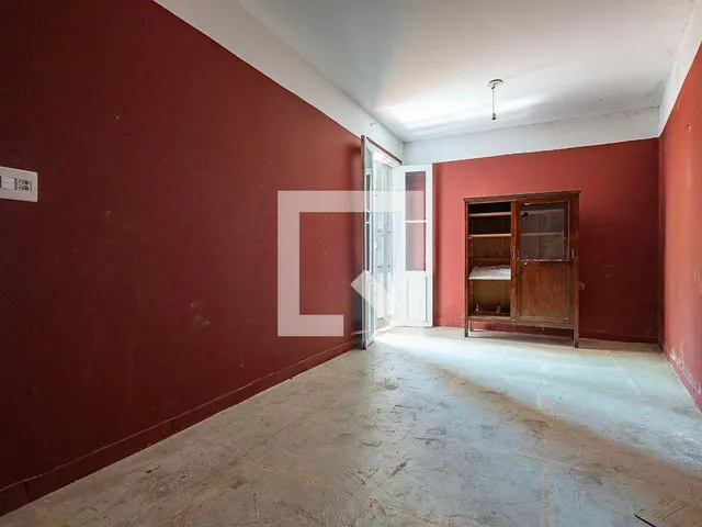 Imagem 12: Localizada no prestigiado bairro de Alto de Pinheiros, esta encantadora casa oferece uma