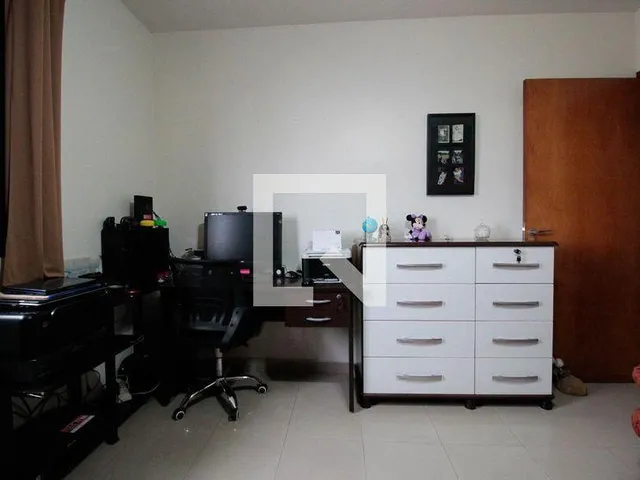 Imagem 4: Esta ampla casa de 235 m² oferece o equilíbrio perfeito entre conforto e funcionalismo