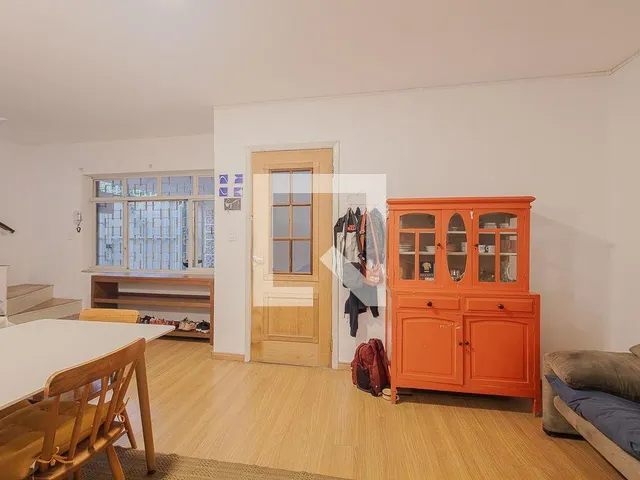 Imagem 7: Esta encantadora casa localizada em São Paulo oferece um espaço amplo e confortável