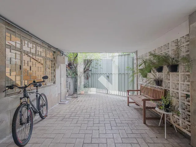 Imagem 10: Esta encantadora casa localizada em São Paulo oferece um espaço amplo e confortável