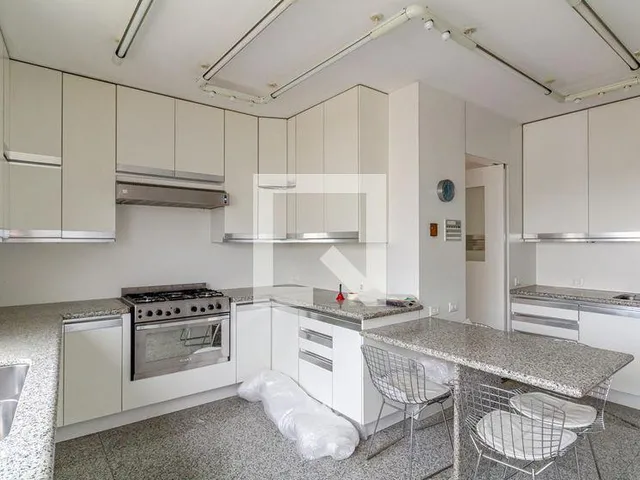 Imagem 12: Descubra um espetacular apartamento à venda no prestigiado bairro de Higienópolis. Com