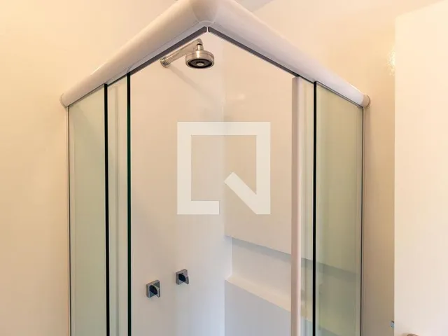 Imagem 6: Localizado no vibrante bairro de Pinheiros, em São Paulo, este apartamento oferece uma