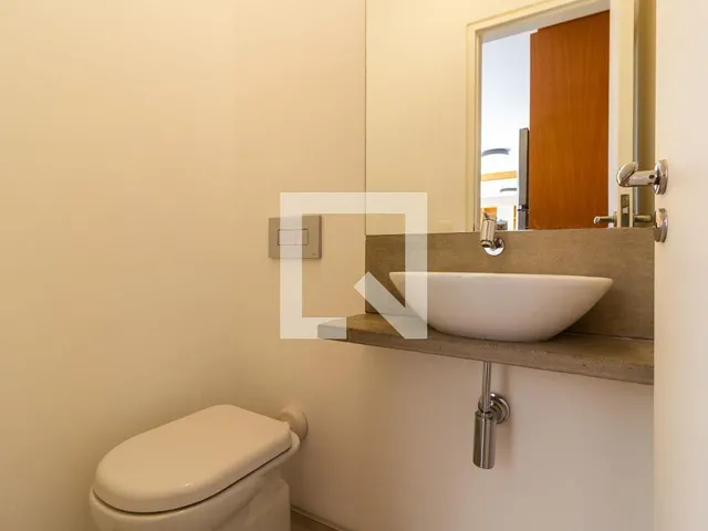 Imagem 11: Localizado no vibrante bairro de Pinheiros, em São Paulo, este apartamento oferece uma