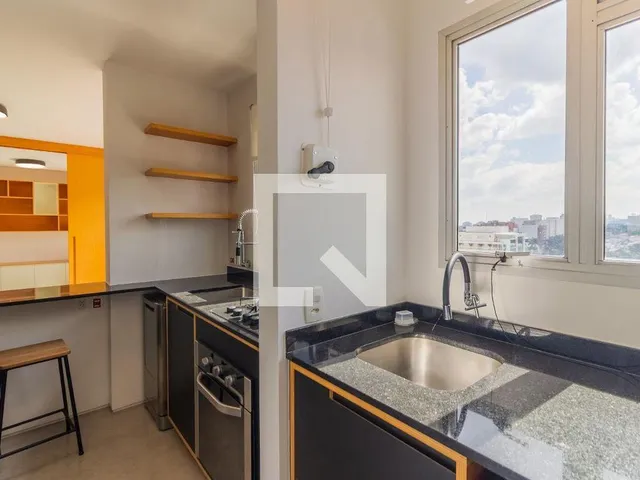 Imagem 2: Localizado no vibrante bairro de Pinheiros, em São Paulo, este apartamento oferece uma