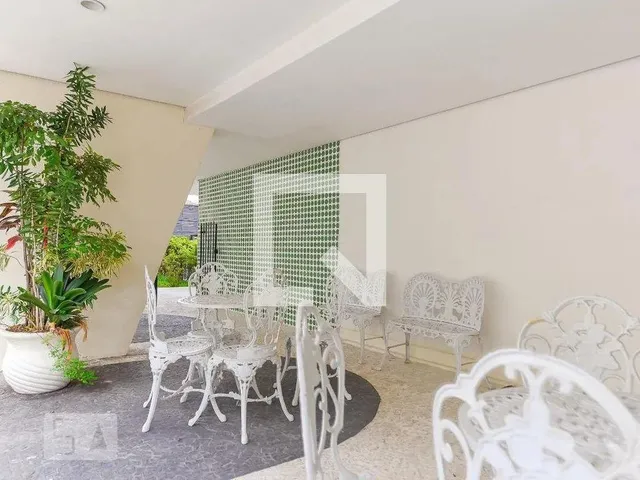 Imagem 16: Localizado no vibrante bairro de Pinheiros, em São Paulo, este apartamento oferece uma