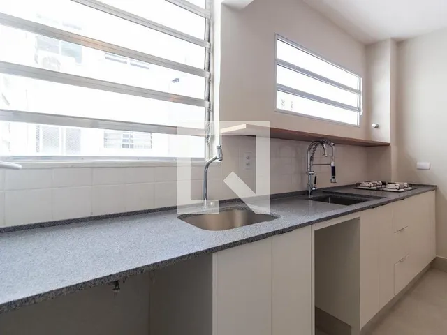 Imagem 3: Localizado no vibrante bairro de Pinheiros, em São Paulo, este apartamento oferece uma