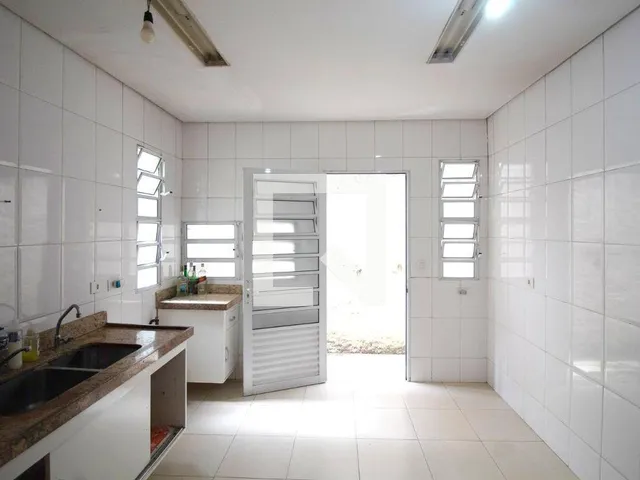 Imagem 8: Localizada em São Paulo, esta espaçosa casa de 260 metros quadrados oferece um ambiente