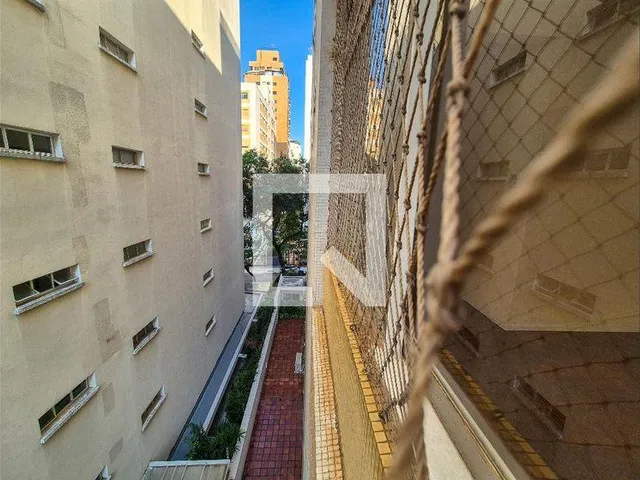 Imagem 2: Explore este espaçoso apartamento localizado no charmoso bairro de Higienópolis. Com