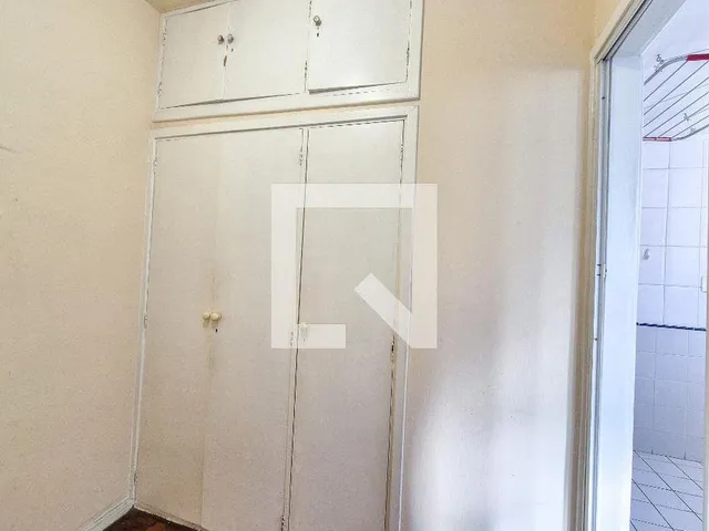 Imagem 3: Explore este espaçoso apartamento localizado no charmoso bairro de Higienópolis. Com