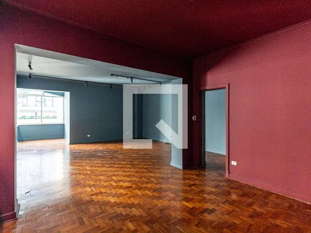 Imagem 2: Localizado em São Paulo, este espaçoso apartamento oferece 204 metros quadrados de