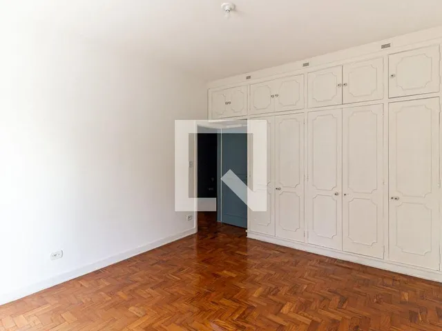 Imagem 3: Localizado em São Paulo, este espaçoso apartamento oferece 204 metros quadrados de