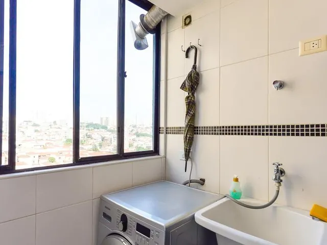 Imagem 3: Este espaçoso apartamento de 114 metros quadrados oferece o equilíbrio perfeito entre