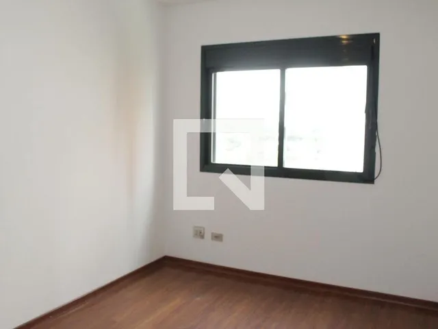 Imagem 9: Este espaçoso apartamento localizado no charmoso bairro de Higienópolis é uma