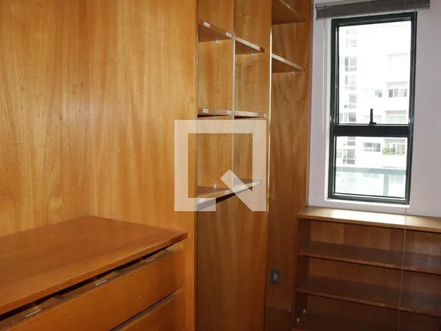 Imagem 15: Este espaçoso apartamento localizado no charmoso bairro de Higienópolis é uma