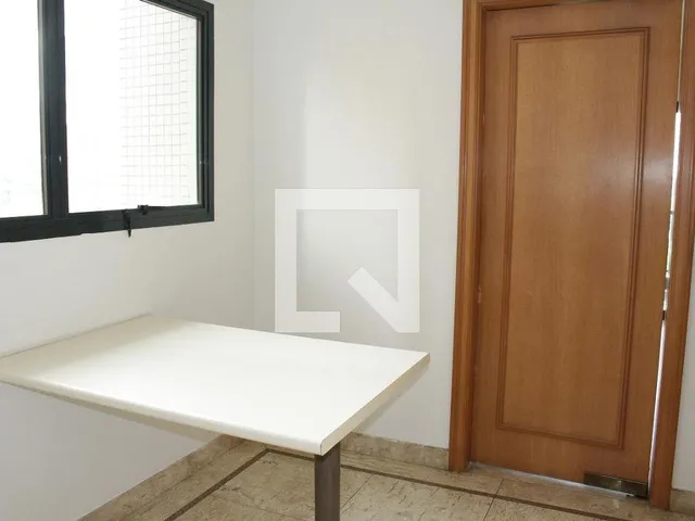 Imagem 10: Este espaçoso apartamento localizado no charmoso bairro de Higienópolis é uma