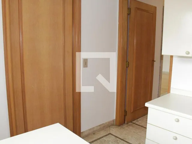 Imagem 14: Este espaçoso apartamento localizado no charmoso bairro de Higienópolis é uma