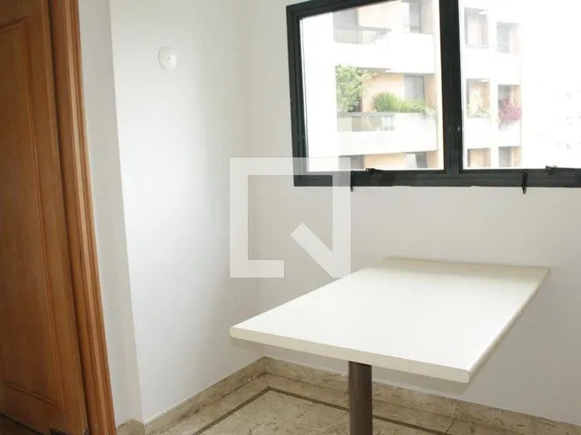 Imagem 8: Este espaçoso apartamento localizado no charmoso bairro de Higienópolis é uma
