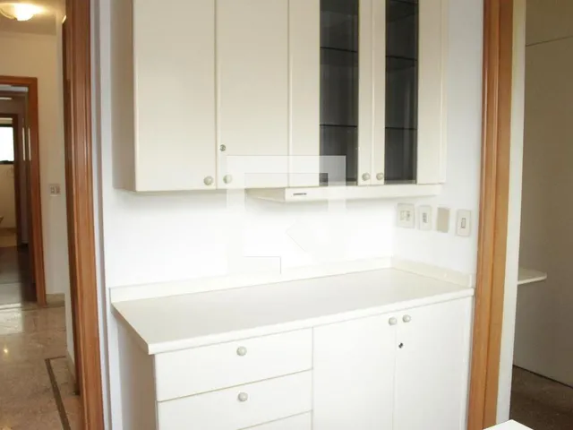 Imagem 12: Este espaçoso apartamento localizado no charmoso bairro de Higienópolis é uma