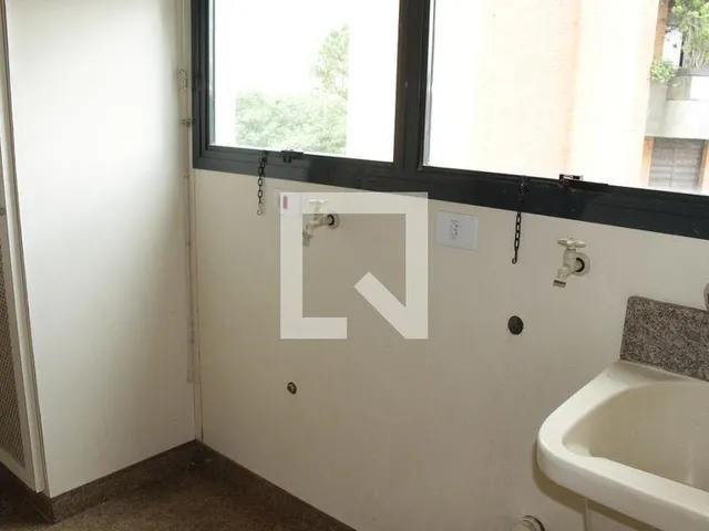 Imagem 11: Este espaçoso apartamento localizado no charmoso bairro de Higienópolis é uma