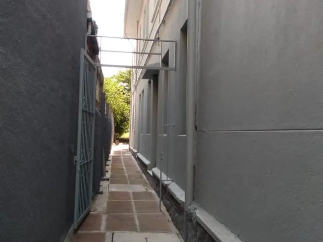Imagem 12: Casa térrea e primeiro piso para venda. No térreo 07 peças a primeira da frente com