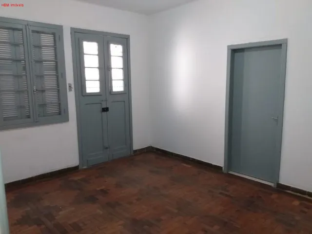 Imagem 2: Casa térrea e primeiro piso para venda. No térreo 07 peças a primeira da frente com