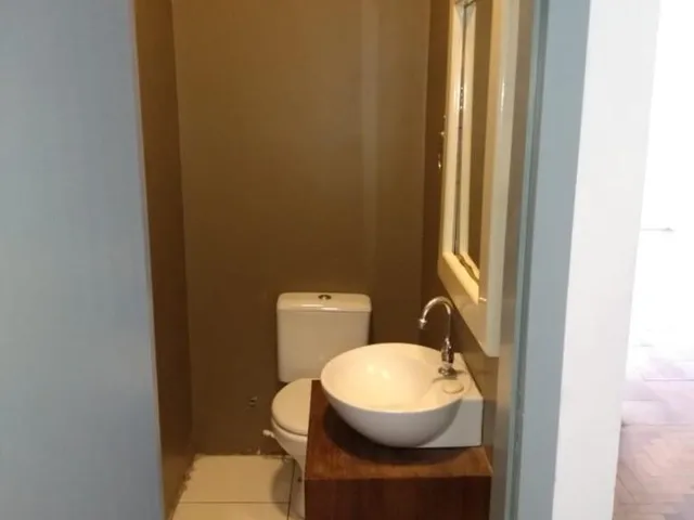 Imagem 4: Casa térrea e primeiro piso para venda. No térreo 07 peças a primeira da frente com