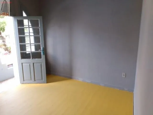 Imagem 3: Casa térrea e primeiro piso para venda. No térreo 07 peças a primeira da frente com