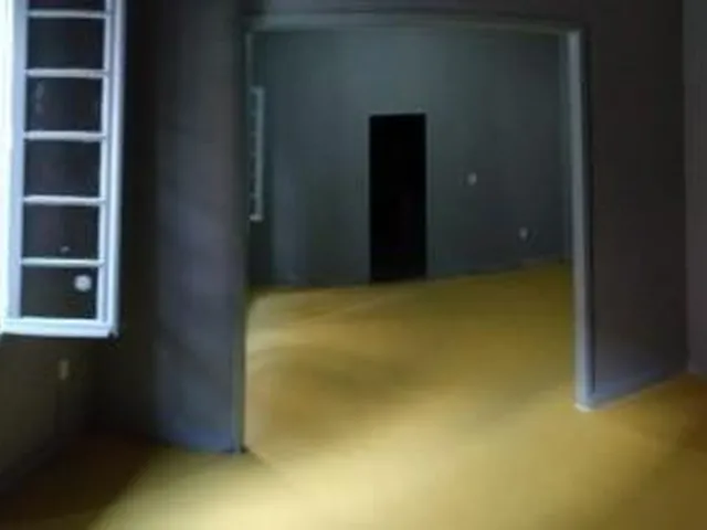 Imagem 8: Casa térrea e primeiro piso para venda. No térreo 07 peças a primeira da frente com